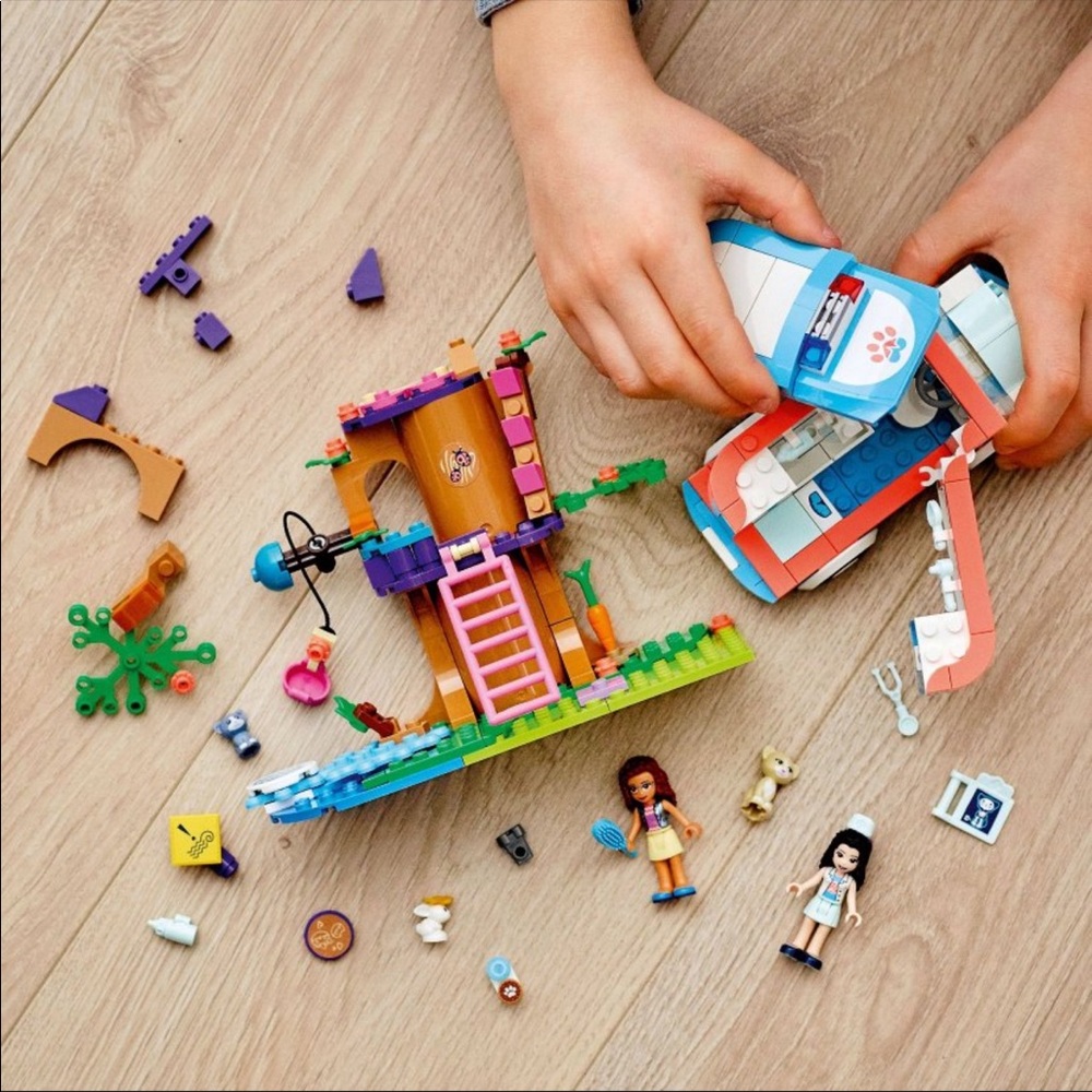 Lego Friends Vet Clinic Ambulance - Picture 5 of 9